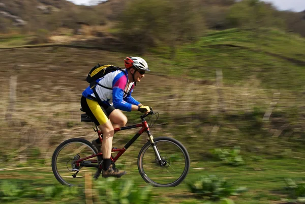 Movimiento de velocidad ciclista de montaña — Foto de Stock