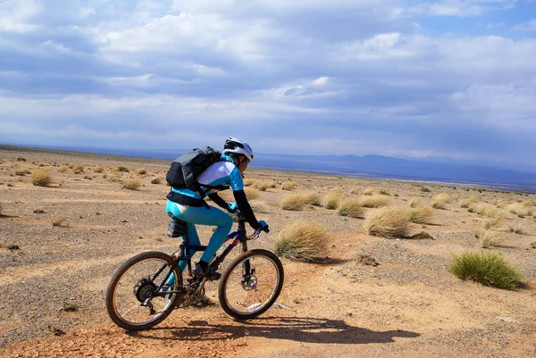 Course à vélo dans les montagnes du désert — Photo