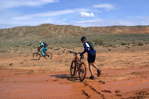 Corrida de bicicleta em montanhas do deserto — Fotografia de Stock