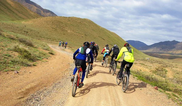 Dağ bisikletçileri grup yarış — Stok fotoğraf
