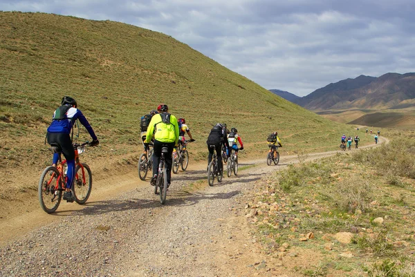 Mountain bikers corsa di gruppo — Foto Stock