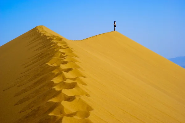 Uomo in cima Duna di sabbia — Foto Stock