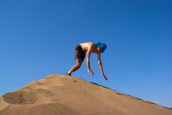 Divertente saltare sulle dune di sabbia — Foto Stock