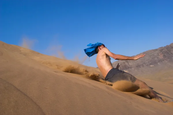 Szórakoztató jumping a homok dűne — Stock Fotó