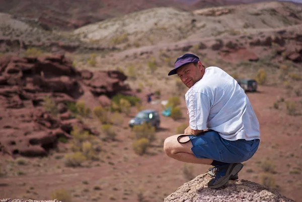 砂漠の山々 を歩く男 — ストック写真