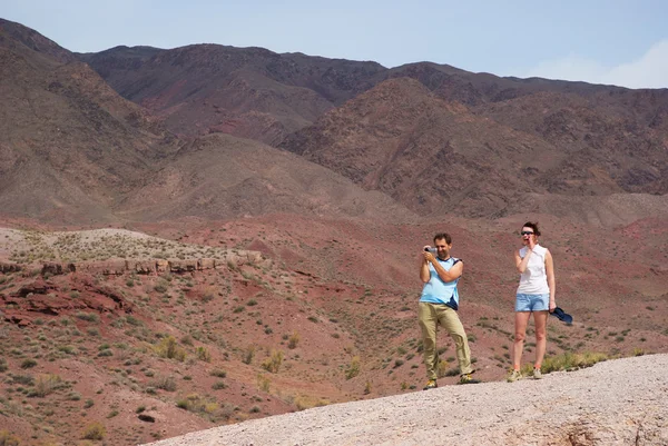 Passeggiate di coppia tra le montagne del deserto — Foto Stock