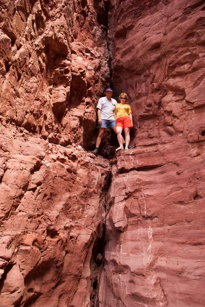 stock image Couple climbing in red rocks