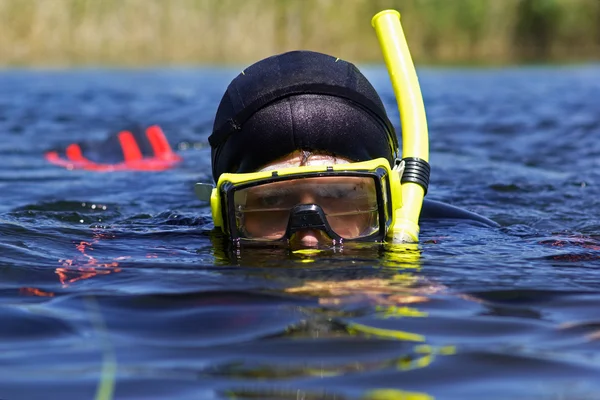 Podvodní potápěč v jezeře — Stock fotografie