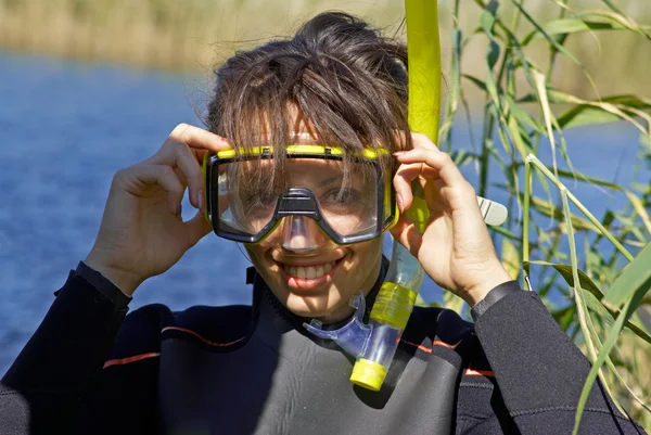 Onderwater duiken meisje op lake — Stockfoto