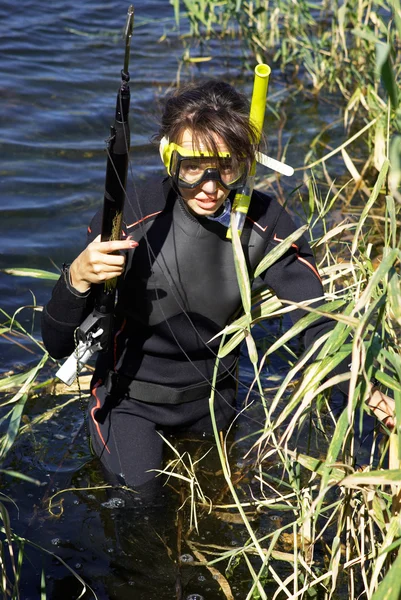 Podvodní potápěčskou dívka na jezeře — Stock fotografie
