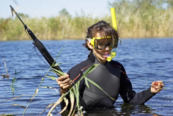 Підводний дайвінг дівчина на озері — стокове фото
