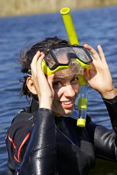 Chica de buceo submarino en el lago — Foto de Stock