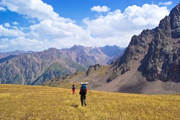 Два народа, путешествующие в горах — стоковое фото