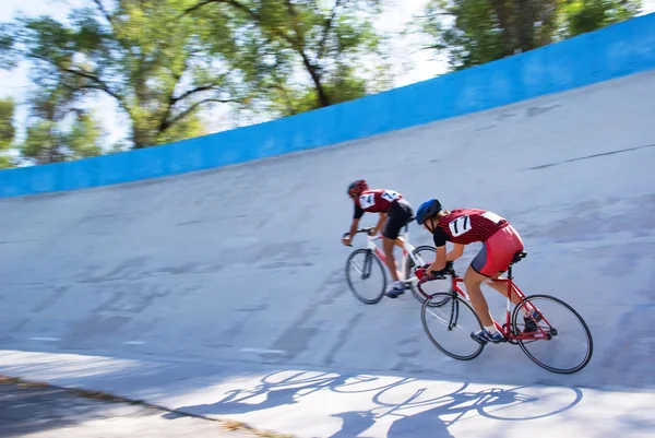 两个骑自行车者快速赛车上自行车馆 — 图库照片