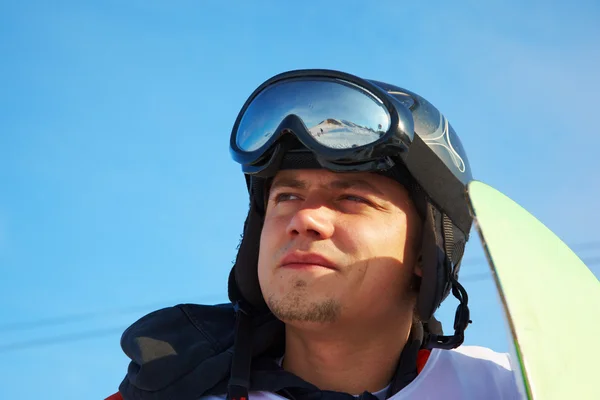 Retrato de homem de snowboard na estação de esqui — Fotografia de Stock
