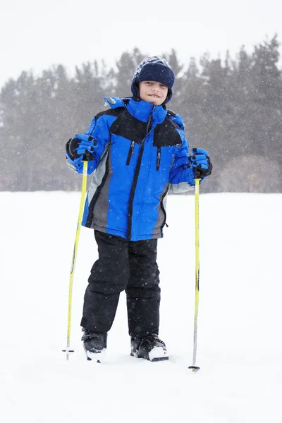 Chłopiec z kije narciarskie — Zdjęcie stockowe