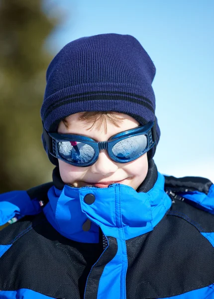 Portret chłopca w okulary narciarskie — Zdjęcie stockowe