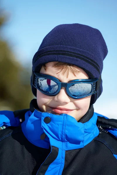 Porträt eines Jungen mit Skibrille — Stockfoto