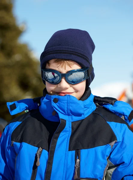 Портрет мальчика в лыжных очках — стоковое фото