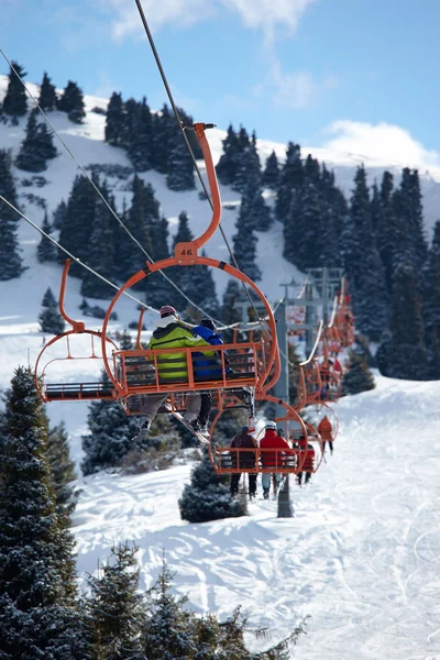 Elevador na estância de esqui de montanha — Fotografia de Stock