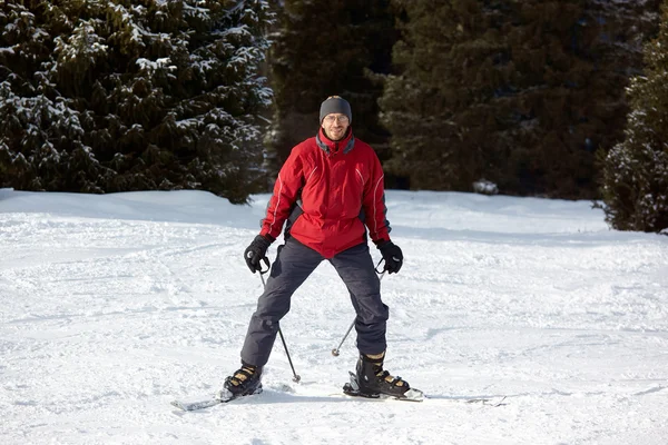 Красный лыжник — стоковое фото