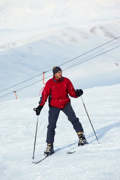 Roter Skifahrer — Stockfoto