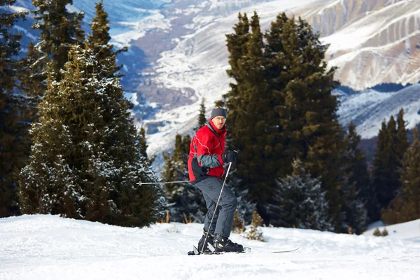 Červený lyžař — Stock fotografie