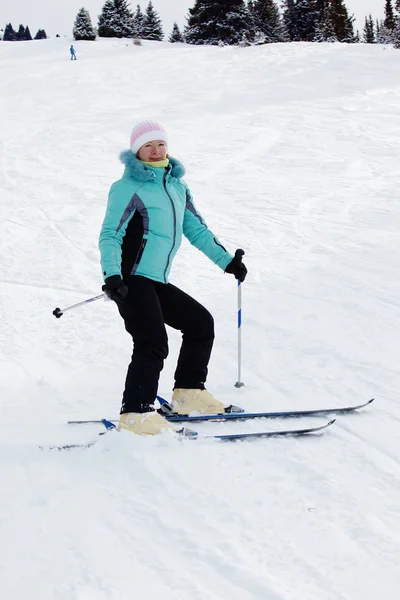 Mulher de esqui no resort de montanha — Fotografia de Stock
