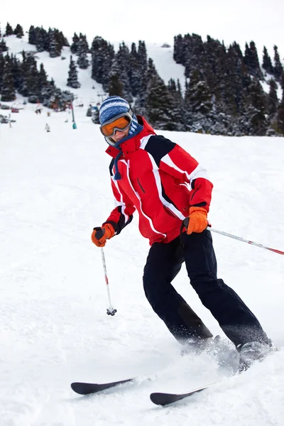 Kobieta narciarskich skręcić na stoku — Zdjęcie stockowe