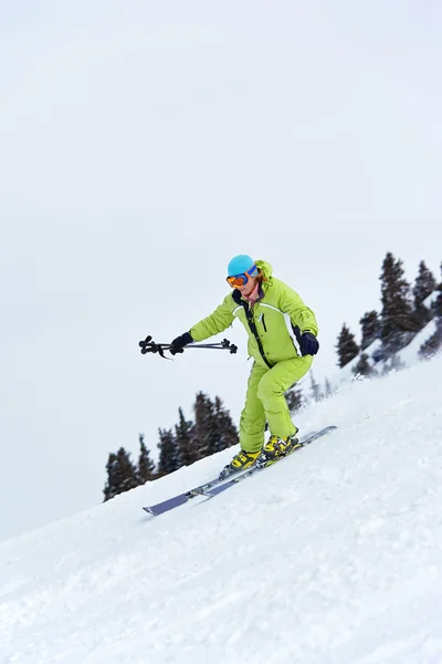 Лыжная женщина поворачивает на склон — стоковое фото