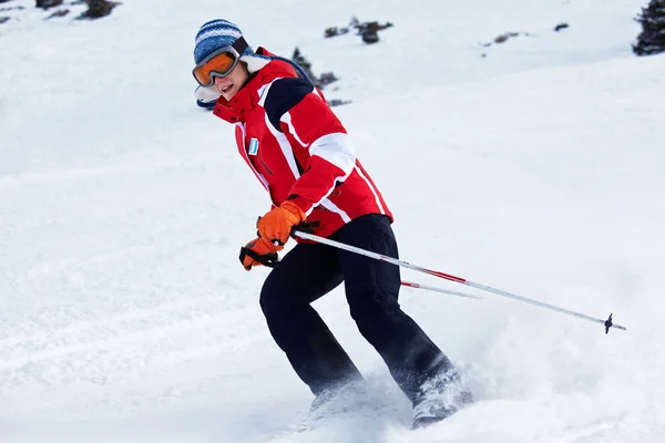 滑雪女子打开边坡 — 图库照片