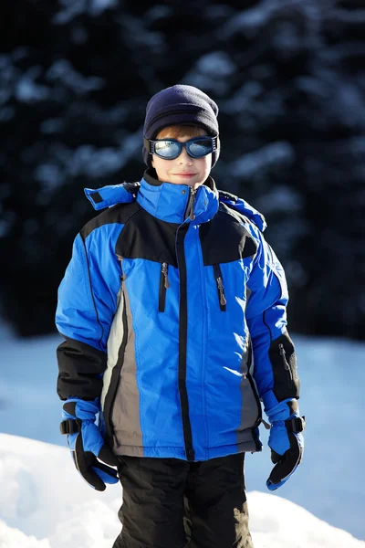 Retrato de um menino em copos de esqui — Fotografia de Stock