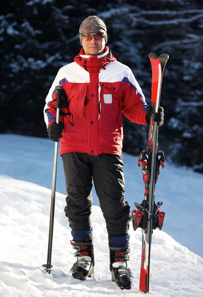 Skifahrer Porträt und Schneefall — Stockfoto
