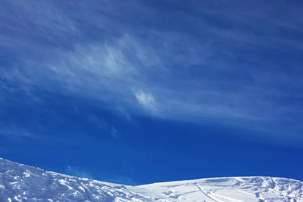 Stoku góry Ośrodek i niebo — Zdjęcie stockowe