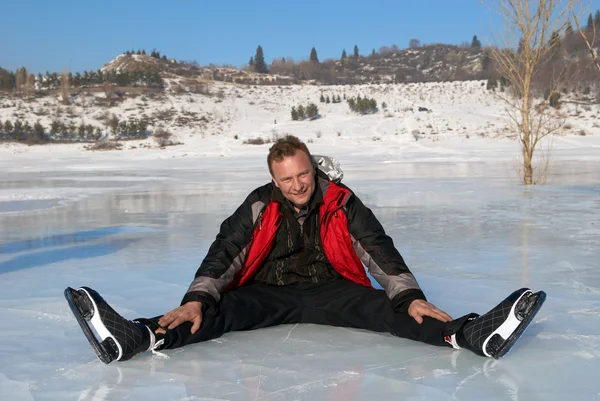 Homem descansando no gelo depois de montar — Fotografia de Stock