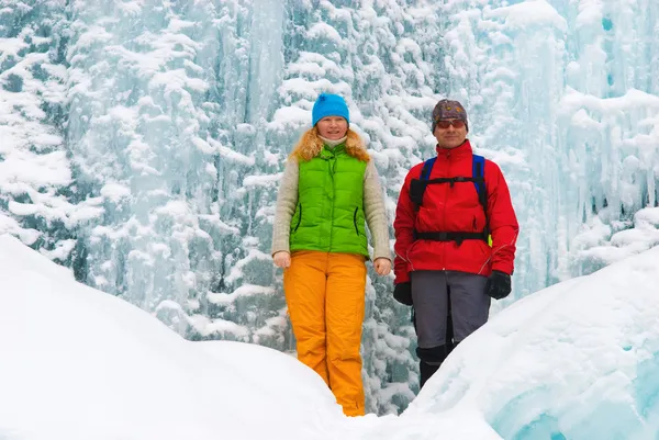 Çift backpackers ve buz Şelalesi — Stok fotoğraf