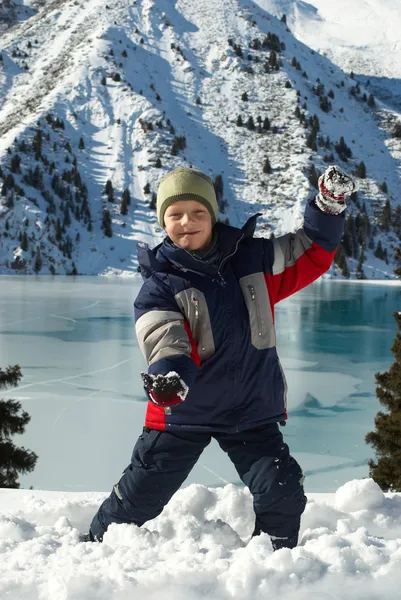 Маленький мальчик у горного озера — стоковое фото