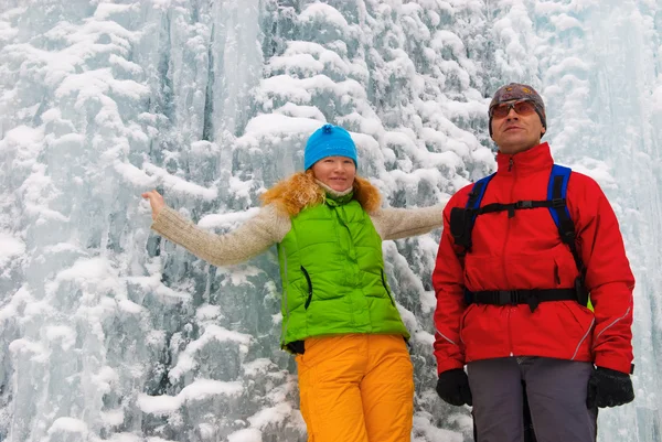 Mochileiros casal e cachoeira de gelo — Fotografia de Stock