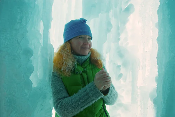 Femme dans la grotte de glace — Photo