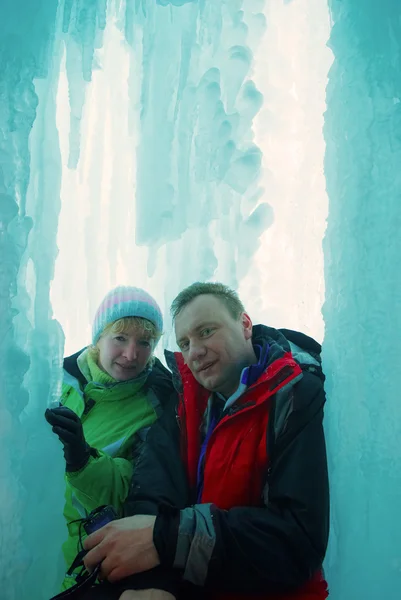 Пара в льодовиковому гроті — стокове фото