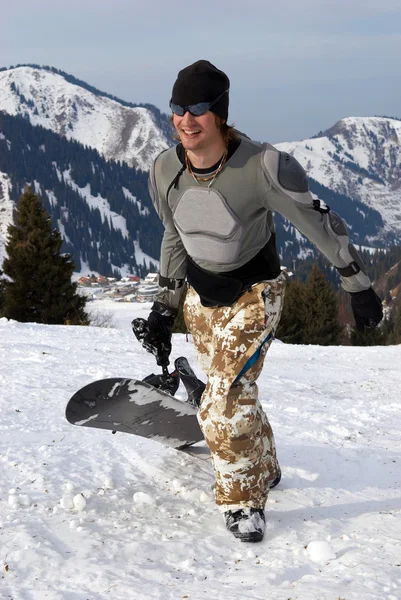 Snowboarder στην άμυνα σε πλαγιά θέρετρο σκι — Φωτογραφία Αρχείου