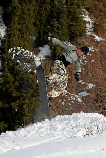 Snowboarder extreme sprong — Stockfoto