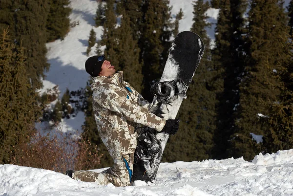 Feliz snowboarder jogar o tolo na pista de esqui — Fotografia de Stock