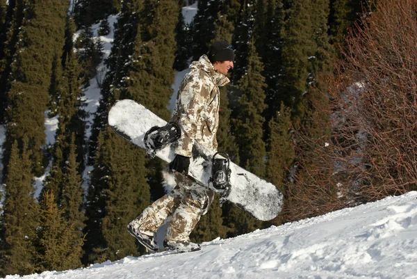 Merry snowboarder na pista de esqui — Fotografia de Stock