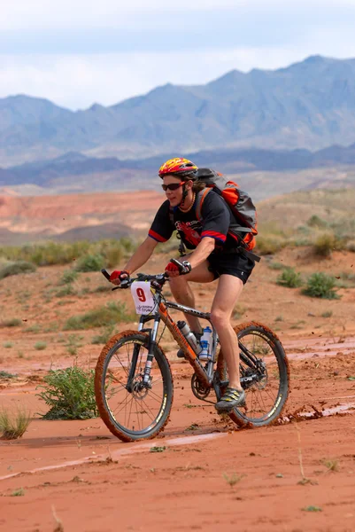 Hora biker racing v pouštních hor — Stock fotografie