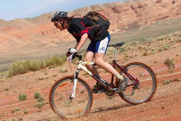 赛车在沙漠峡谷山骑自行车的人 — 图库照片
