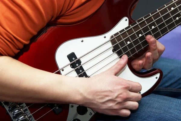 Gioca con la chitarra primo piano — Foto Stock