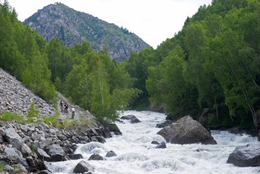 Üç bickers ve dağ Nehri