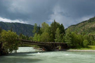 Dağ nehri ve eski ahşap köprü