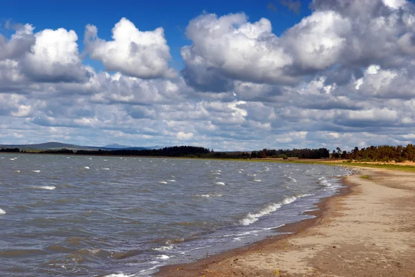 เมฆและทะเลสาบ — ภาพถ่ายสต็อก